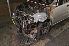 Auto door brand verwoest, brandweer weet erger te voorkomen