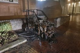 Auto door brand verwoest, brandweer weet erger te voorkomen