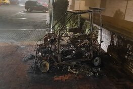 Auto door brand verwoest, brandweer weet erger te voorkomen