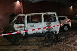 Twee voertuigen in brand in Den Helder