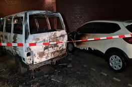 Twee voertuigen in brand in Den Helder