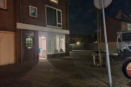 Stenen door voorruit van woning in Den Helder