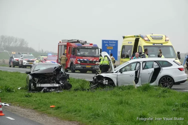 Frontale botsing op N9 bij Den Helder