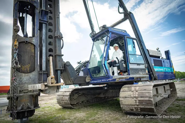 Wethouder Bais slaat eerste paal fase 5 Willem Alexanderhof