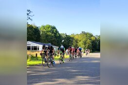 Groot deelnemers veld tijdens de eerste zomeravond koers bij de HRTC DOK