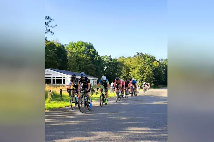 Groot deelnemers veld tijdens de eerste zomeravond koers bij de HRTC DOK