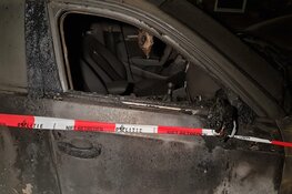 Auto door brand verwoest in Klimopstraat