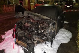 Auto door brand verwoest in Klimopstraat