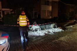 Auto door brand verwoest in Klimopstraat