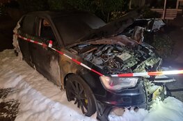 Auto door brand verwoest in Klimopstraat