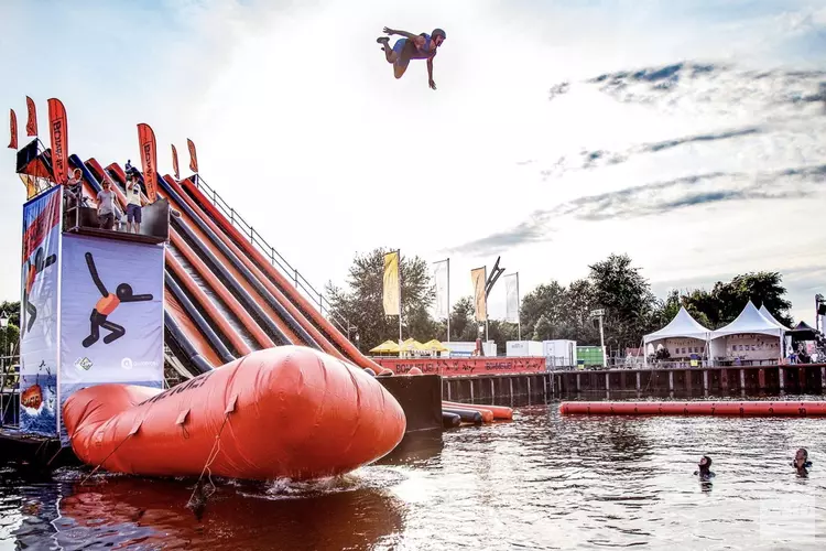Spring jij samen met Hogeschool Inholland en Vonk in het diepe tijdens Sail?