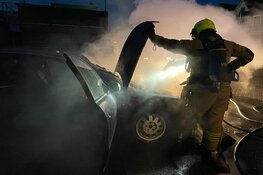 Brand verwoest auto in Nieuwstraat