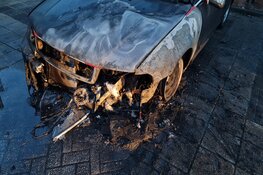 Brand verwoest auto in Nieuwstraat