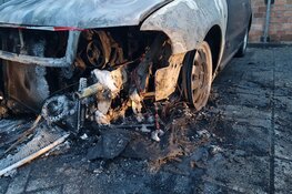 Brand verwoest auto in Nieuwstraat