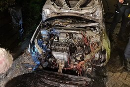 Brandstichting in straat in Den Helder: twee auto`s in brand