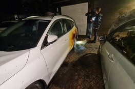 Brandstichting in straat in Den Helder: twee auto`s in brand