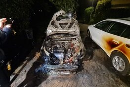 Brandstichting in straat in Den Helder: twee auto`s in brand
