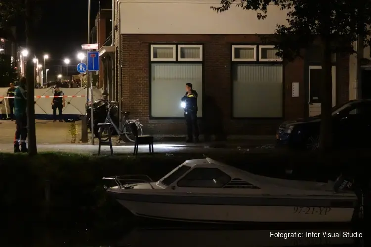 Man overleden na schietincident voor café