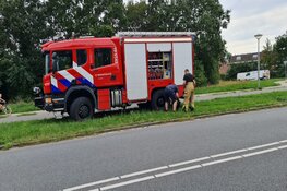 Man met scootmobiel te water in Julianadorp, jongens in bootje schieten te hulp