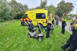 Man met scootmobiel te water in Julianadorp, jongens in bootje schieten te hulp