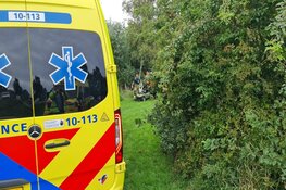 Man met scootmobiel te water in Julianadorp, jongens in bootje schieten te hulp