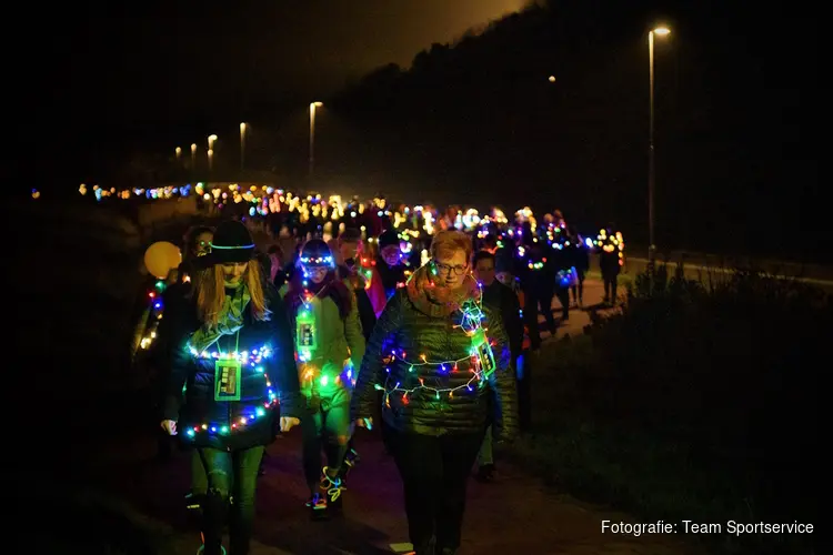 Lang verlicht lint wandelaars trekt door Den Helder