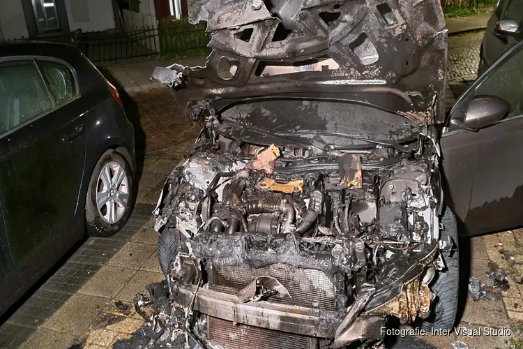 Auto door brand verwoest in Prunusstraat