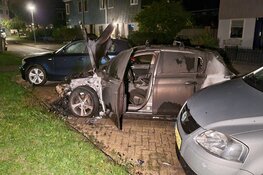 Auto door brand verwoest in Prunusstraat