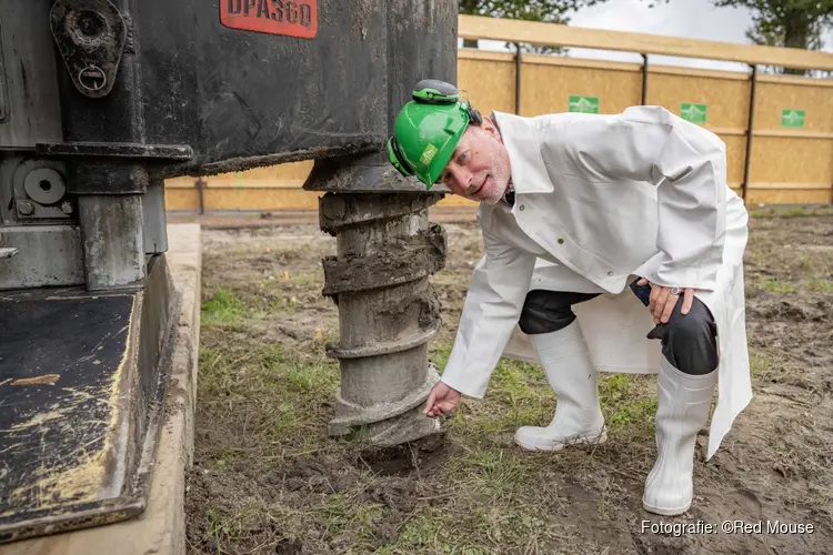 Wethouder Wouters slaat eerste paal nieuwbouwproject Molenplein fase 2