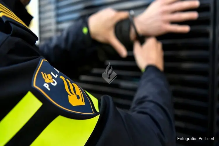Aanhouding na mishandeling, man probeert via dak te ontsnappen