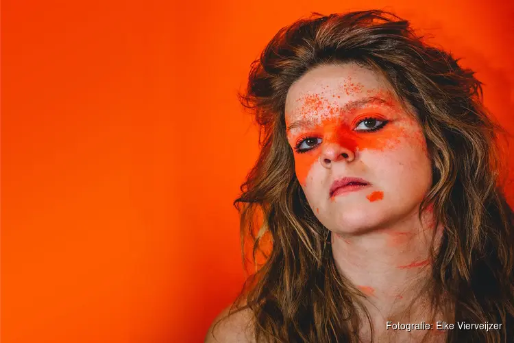 Cabaretier Elke Vierveijzer naar Den Helder met haar nieuwe show ‘Drift’.