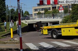 Pakketbezorger vast onder viaduct in Den Helder
