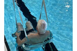 Nieuwe tilliften maakt zwemmen voor Peter mogelijk