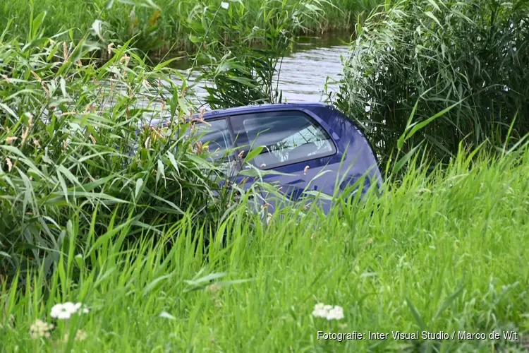 Auto rijdt water in bij Den Helder
