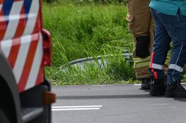 Auto rijdt water in bij Den Helder