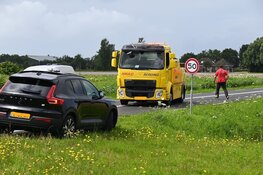 Auto rijdt water in bij Den Helder