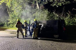 Auto door brand verwoest op Anemonenstraat, politie gaat uit van brandstichting
