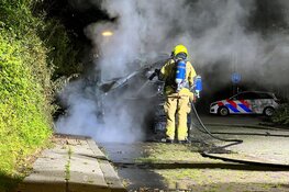 Auto door brand verwoest op Anemonenstraat, politie gaat uit van brandstichting