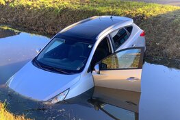 Auto te water langs Schoolweg in Julianadorp