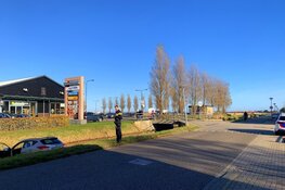 Auto te water langs Schoolweg in Julianadorp