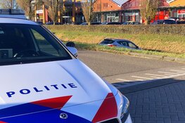 Auto te water langs Schoolweg in Julianadorp