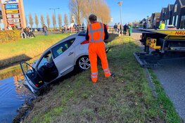 Auto te water langs Schoolweg in Julianadorp