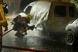 Twee voertuigen door brand verwoest aan Narcisstraat