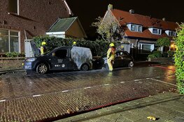Twee voertuigen door brand verwoest aan Narcisstraat