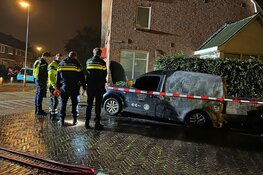 Twee voertuigen door brand verwoest aan Narcisstraat