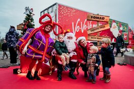 Groot feest in Den Helder centrum met de Vomar Kersttruck vol gratis kerstpakketten en sneeuw