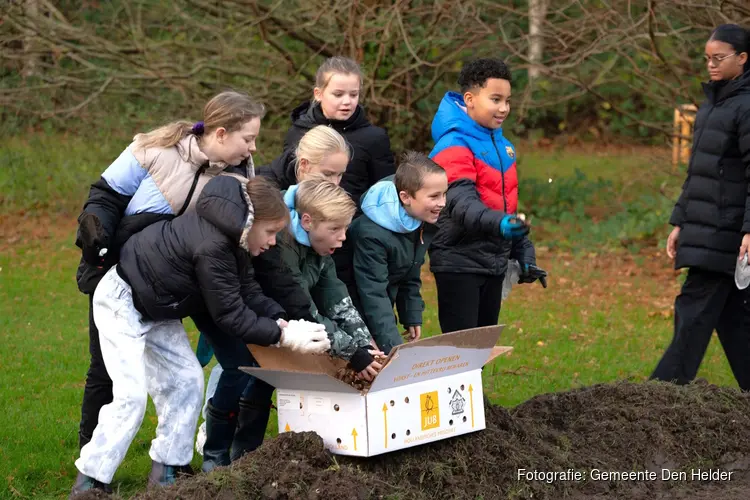 Kinderen planten 30.000 bloembollen