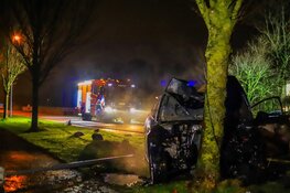 Auto vliegt in brand bij ongeluk in Julianadorp