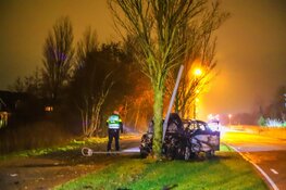 Auto vliegt in brand bij ongeluk in Julianadorp