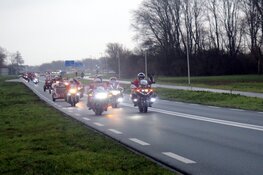 Honderd kerstmannen- en vrouwen op de motor voor Santa Máxima